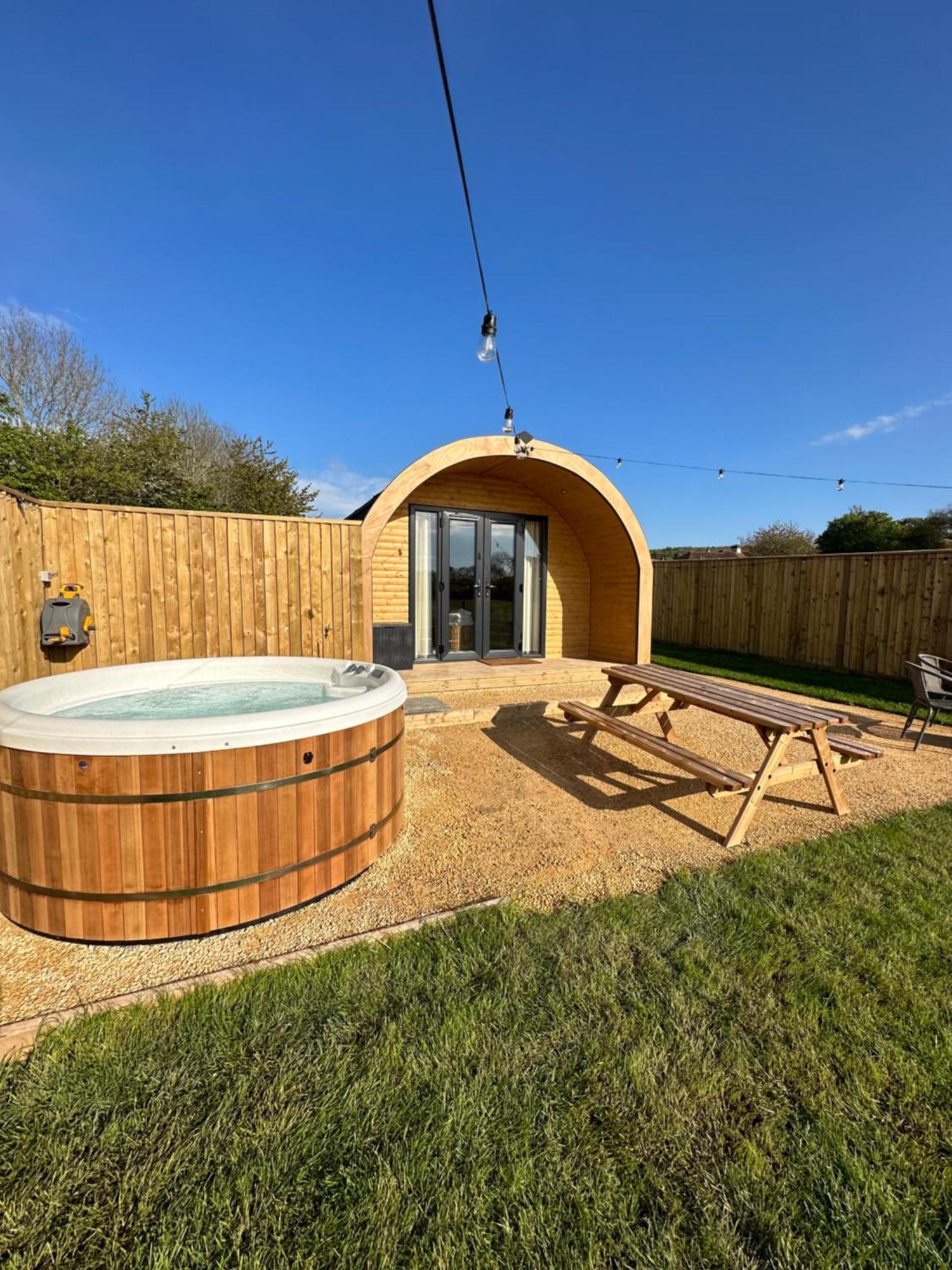 Lois' Pod With Hot Tub, Near Airport Hotel Bristol Exterior photo
